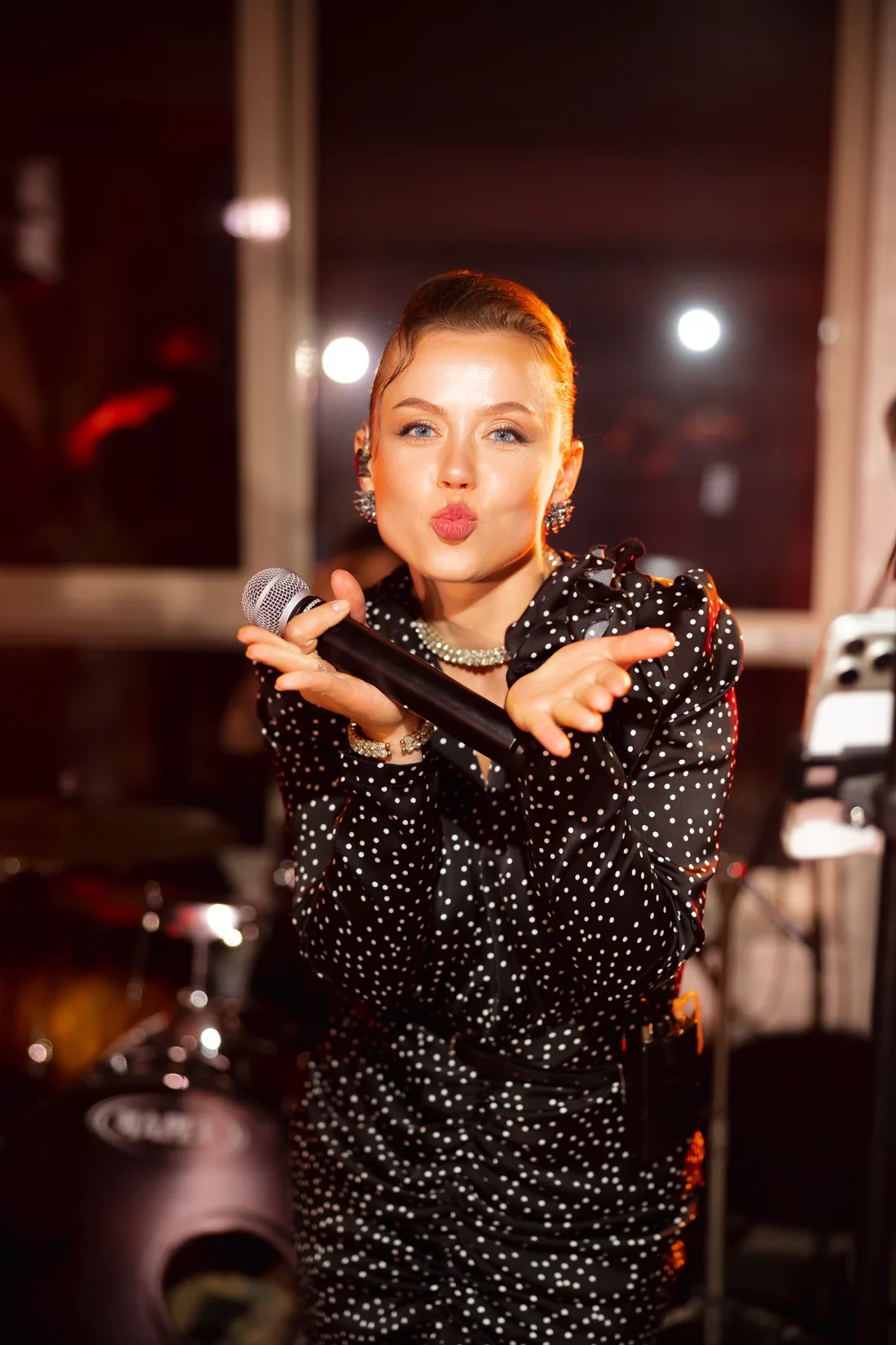 Вокалистка Universal Band во время выступления